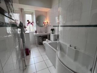 Wonderful 3 Bed West End Flat - 6