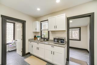 4 Mi to Dtwn Modern Retreat with Yard in Cleveland - Cleveland - 2
