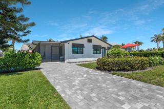 Tiki Hut Hideaway - Cozy Poolside Escape, Walk to Beach - Naples - 2