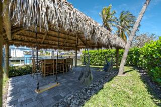 Tiki Hut Hideaway - Cozy Poolside Escape, Walk to Beach - Naples - 4