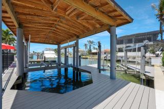Tiki Hut Hideaway - Cozy Poolside Escape, Walk to Beach - Naples - 5