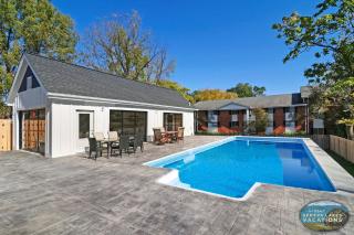 Blue Sky Oasis Saltwater Pool Cabana Lounge - Lake Geneva - 4