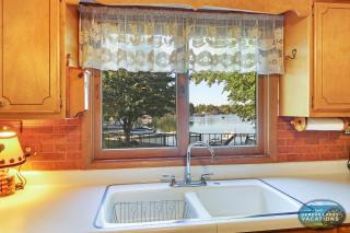 Cozy Family Lake Home Recreational Lake Waterfront Private Pier Bar Pool Table - Genoa City - 1