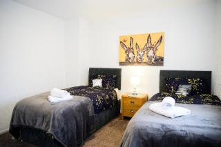 Strelley house 4 , Perfect for business trip & Families holiday or working proffesionals-5 min from M1 J25 , 500MB Wi-Fi , Netflix , Fully equiped kitchen , Asda supermarket 5 min walk , Free Secure parking with CCTV ,available monthly deals - 6