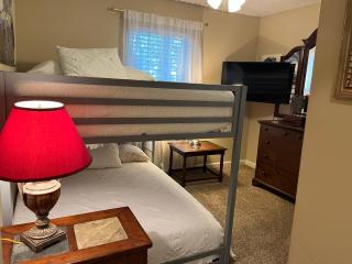Classic City 3 bedroom 2 bath condo with deck close to UGA, Five Points, and Memorial Park in Athens - Athens - 9