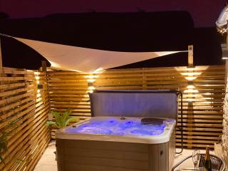 Tranquil retreat with hot tub - 7