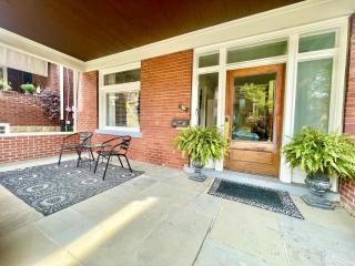 Whimsical, restored 100-year-old home, 3 king & 2 queen beds - Pittsburgh - 5