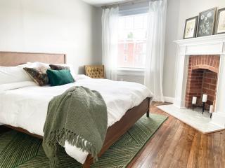 3 story, 100 year-old home, 4BR, 3 king & 2 queen beds - 1