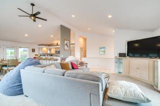 Inviting Great Falls Home with Wraparound Deck! - Great Falls - 7