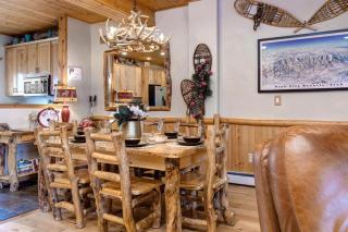 KBM Resorts Timber Wolf Lodge Mountain Elegance with Gas Fireplace Common Hot Tubs Near Canyons Village TWL-5b - 7
