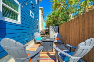 Sleeps 24 2 Homes Pool Backyard Tiki Bar Fire Pit Cornhole Walk to Beach - 0