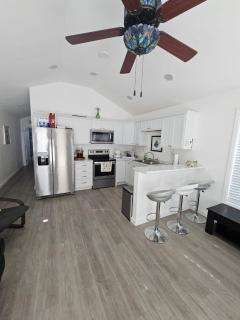 Coastal Comfort in Marathon FL2BR Poolside Retreat - Marathon - 2
