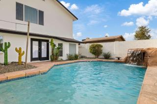 Stylish 4BR Poolside ParadiseOutdoor GamesGrill - 0