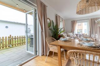 Bright Ground Floor Corner Home with Cozy Outdoor - Båstad - 3