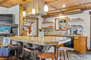 Meadows Valley Retreat - Rustic charm, Huge fenced yard, walk to dining, bar, and coffee - New Meadows - 9