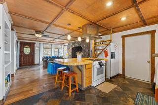 Meadows Valley Retreat - Rustic charm, Huge fenced yard, walk to dining, bar, and coffee - New Meadows - 2