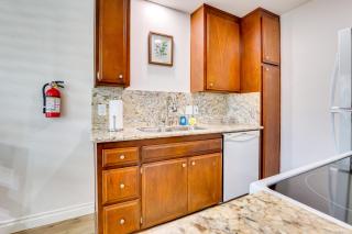 1 Mi to Oceanside Municipal Pier Condo with Balcony - Oceanside - 2