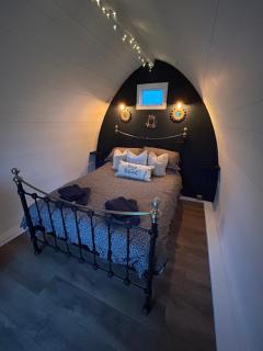 Dolafon luxury glamping pod 1 with hot tub - St Asaph - 1