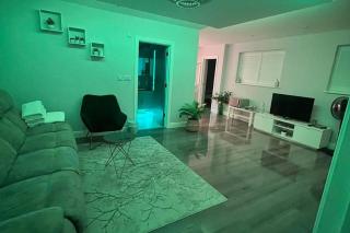 Stylish 6-Bed Retreat with Parking and Jacuzzi - 3