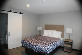 Riviera Motor Inn - - 0