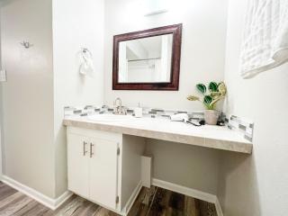 SFA Retreat, Spacious Downtown Apartment - Nacogdoches - 4