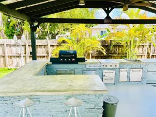 Tropical Paradise 3BR Oasis with Heated Pool and Summer Kitchen - Miami - 7