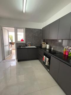 3 bedroom Flat central-5min walk to beach - 2