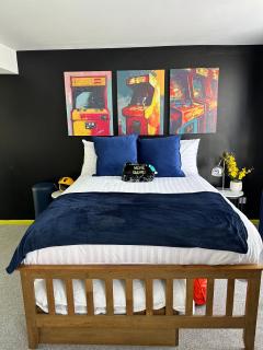 The Board Games Apartments - Brought to you by Coastline Retreats - Themed town centre apartments ALL WITH LUXURY 2 PERSON JACUZZI BATHS - 5 mins walk to the beach, Netflix, Superfast Wifi - Bournemouth - 3