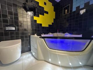 The Board Games Apartments - Brought to you by Coastline Retreats - Themed town centre apartments ALL WITH LUXURY 2 PERSON JACUZZI BATHS - 5 mins walk to the beach, Netflix, Superfast Wifi - Bournemouth - 8