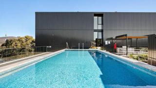 Spacious 2 Bed Room Split Level Apartment - - 8