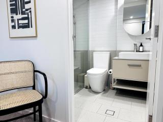 Spacious 2 Bed Room Split Level Apartment - - 2