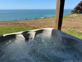 Dolphin by OceanviewHotTubs Oceanfront Shelter Cove Tesla - Shelter Cove - 5