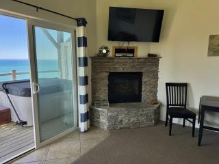 Abalone by OceanviewHotTubs Oceanfront Shelter Cove Tesla - - 5