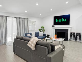 Modern Home for Large Families by Disney & Knotts - Anaheim - 9