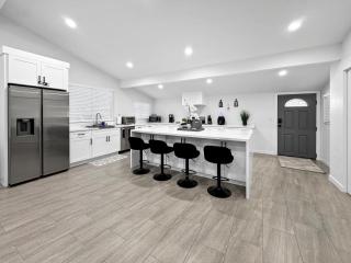 Modern Home for Large Families by Disney & Knotts - Anaheim - 9