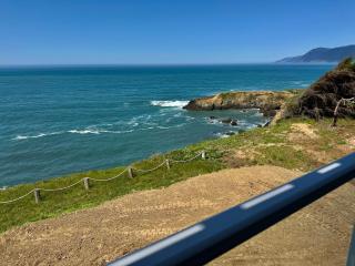 Starfish by OceanviewHotTubs Oceanfront Tesla chrging Shelter Cove Oceanfront - Shelter Cove - 6