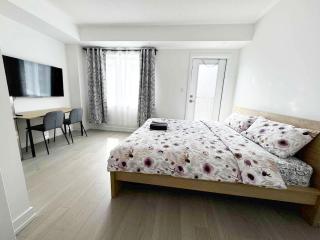 Modern Private Room Private Bathroom with King Bed with TV and Balcony Midtown Downtown Toronto - Toronto - 7