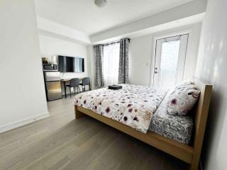 Modern Private Room Private Bathroom with King Bed with TV and Balcony Midtown Downtown Toronto - Toronto - 0
