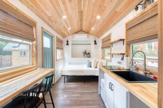 Stay Portland - Tiny Farmhouse - Walk to Local Shops & Restaurants - 4