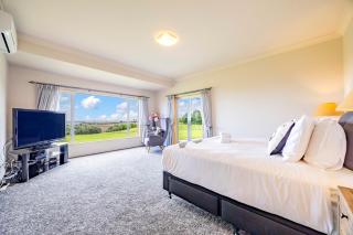 Luxurious Beachfront House in Clarks Beach - Clarks Beach - 2