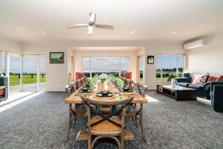 Luxurious Beachfront House in Clarks Beach - 1