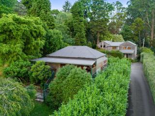 StayAU Ironbark Cottage Romantic Retreat Dandenong - 5