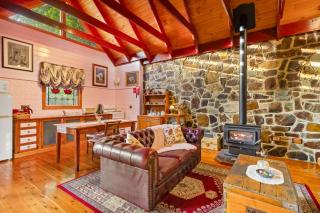 StayAU Owls Croft Picturesque Cottage Valley View - Mount Dandenong - 1