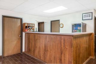 Super 8 by Wyndham Marshall - Marshall - 8