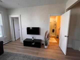 B2-2 Gorgeous-Shiny 4 BR-2 Bath R All rooms w AC - 2