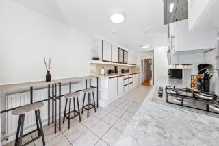 North London 4-Bed House, Garden, Shops & Tube Nearby - 6