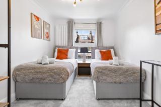 Charming 4-Bedroom Relocations, Elev8 Stays - New Southgate - 1