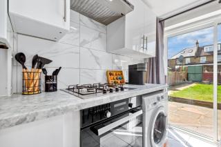 North London 4-Bed House, Garden, Shops & Tube Nearby - 6