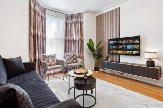 North London 4-Bed House, Garden, Shops & Tube Nearby - 0