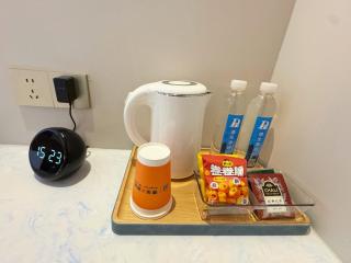 Dequan Xin Yue Hotel Coffee, fruits, snacks, a gym and a laundry room are provided for free in the lobby - Peking - 7